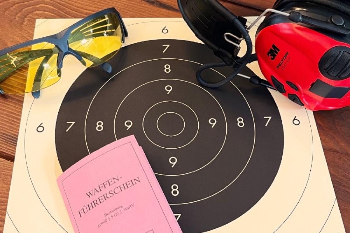 Eine Zielscheibe, Gehörschutz und ein Waffenführerschein